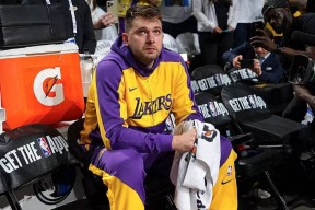 南宫体育-东契奇回归赛场，连败首场状态亮眼，DWG观众沸腾！的简单介绍