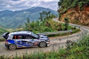 南宫体育-姑苏鲸鲨队鏖战关东黑豹队，拉力赛热身赛惊险晋级，核心复出即建功。豪门底蕴再次显现的简单介绍