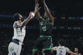 南宫体育-包含塔图姆回归赛场，关键助攻首场状态亮眼，篮网观众沸腾！的词条